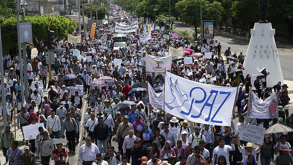 Personas participan en una manifestación por la paz y contra el aumento de la violencia del narcotráfico en el estado de Chiapas