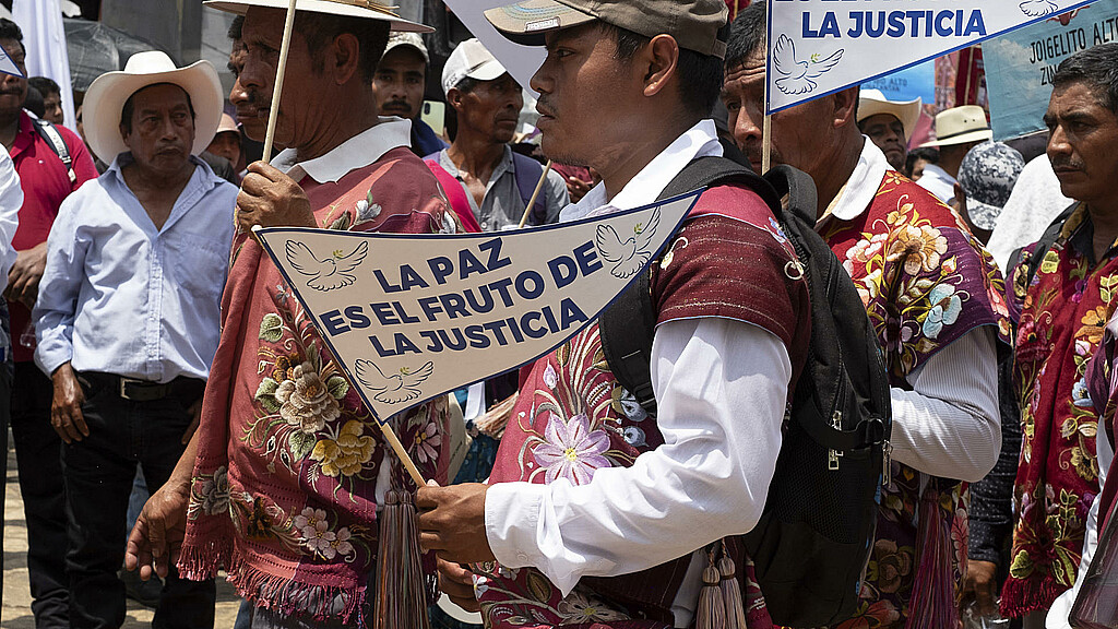 Indígenas participan en una manifestación por la paz y contra el aumento de la violencia del narcotráfico en el estado de Chiapas