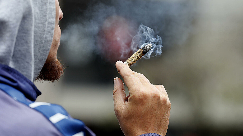 Fotografía de archivo de un hombre fumando. 