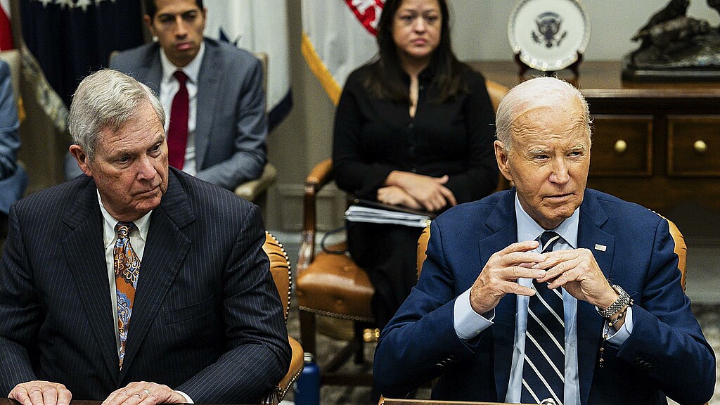 Tom Vilsack, secretario de Agricultura de EE. UU. y el presidente estadounidense, Joe Biden, durante una actualización sobre la respuesta federal a los huracanes Helene y Milton