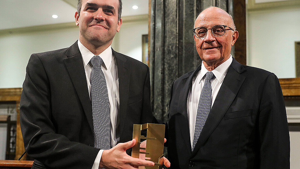 Eduardo Dávila recibe el Premio a la Investigación Económica de Fundación Banco Sabadell