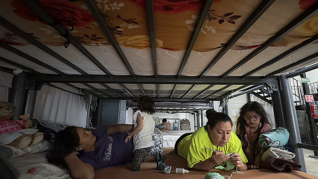 Migrantes descansan en el albergue El Buen Samaritano, en Ciudad Juárez (México). 