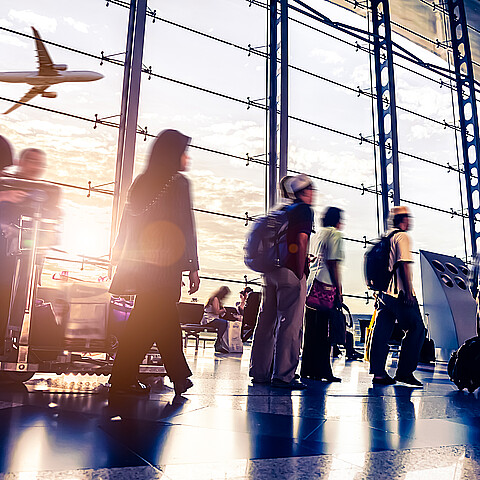 Mujer enloquecida ataca a pasajeros con un extintor de fuego en pleno aeropuerto. ¡Aquí el vídeo!
