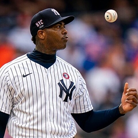El siete veces invitado al Juego de Estrellas, Aroldis Chapman, firmó con los Reales de Kansas City 