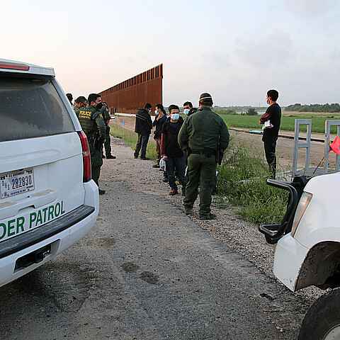 order Patrol agents arrest a group of Mexican men and a Central American couple 