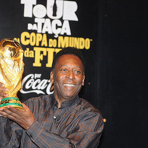 Dueño de una especial camiseta de Pelé la venderá en una subasta