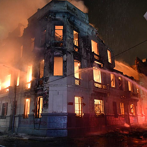 Edificio en el centro histórico de Lima terminó incendiado