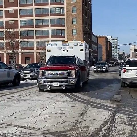 Ambulancia llegando a una escuela de Des Moines