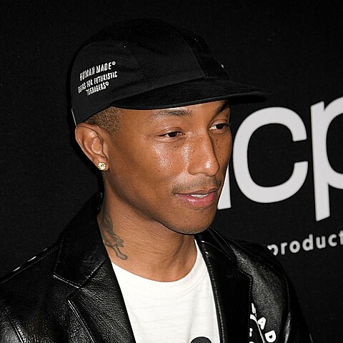 El cantante estadounidense Pharrell Williams posa para los fotógrafos a su llegada a la 23ª entrega anual de los Hollywood Film Awards en Los Ángeles