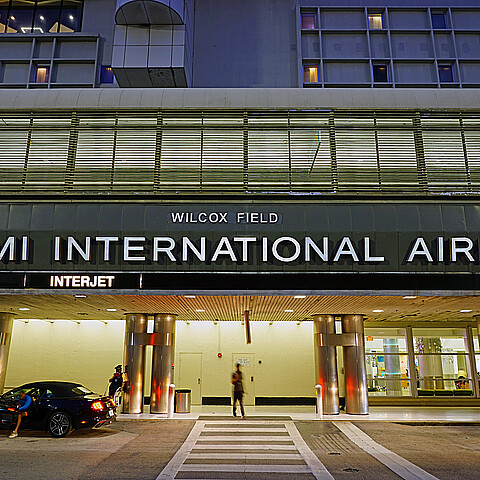 “El Chacal” recibe a 7 miembros de su familia en Miami a través del parole humanitario