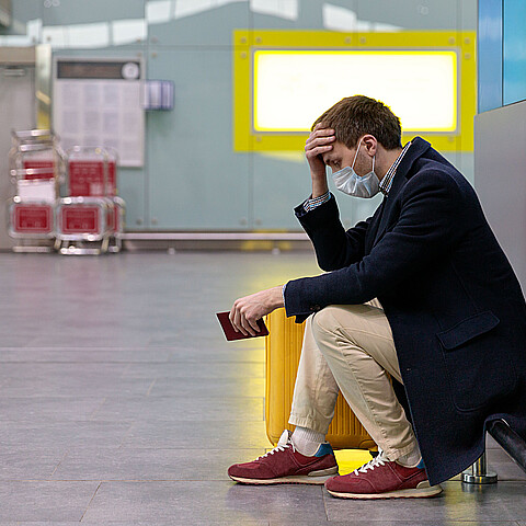 Hombre disgustado por la cancelación del vuelo