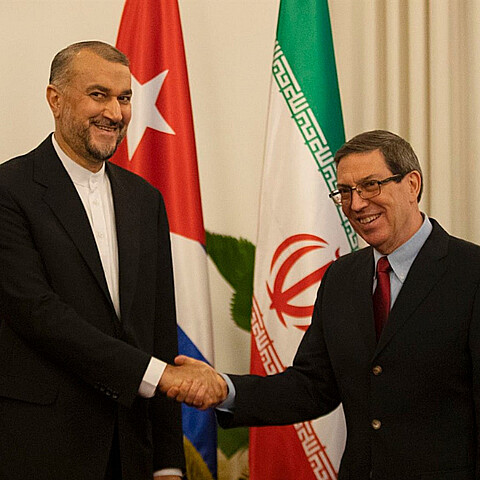 Bruno Rodríguez (d), ministro de Relaciones Exteriores de Cuba, se reúne con su homólogo iraní, Hossein Amir Abdollahian (i), en La Habana. 
