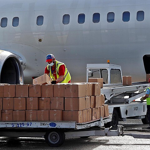 Trabajadores del aeropuerto internacional José Martí de La Habana realizan la descarga de un donativo 