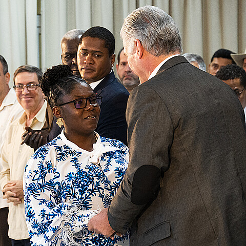 Vicepresidenta de Colombia Francia Márquez (i) saluda al gobernante cubano Miguel Díaz-Canel en La Habana