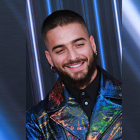 Maluma seduce a sus fans presumiendo de cuerpazo sin camiseta y en toalla