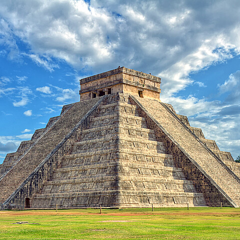Mayan pyramid of Kukulcan El Castillo in Chichen Itza, Mexico