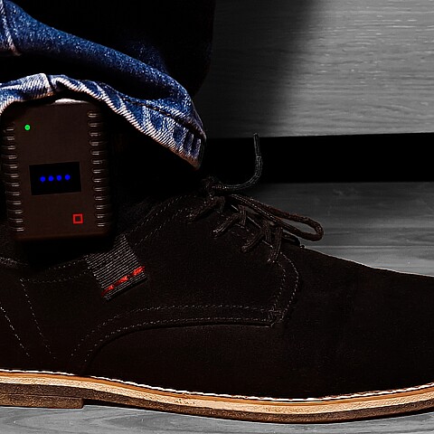 Buscan a sospechoso de asesinato que escapó tras de cortarse el monitor electrónico del tobillo