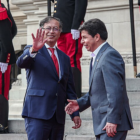 El expresidente de Perú, Pedro Castillo (d), y el presidente de Colombia, Gustavo Petro