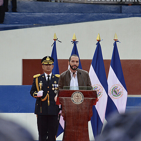  El presidente Nayib Bukele, recibe el bastón de mando de las Fuerzas Armadas de El Salvador, en un evento oficial.
