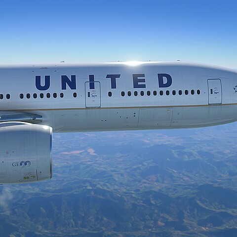 United Airlines sobrevolando las nubes