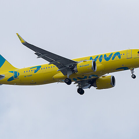 Un avión Airbus A320 de Viva Air Colombia llegando al Aeropuerto Internacional de Miami