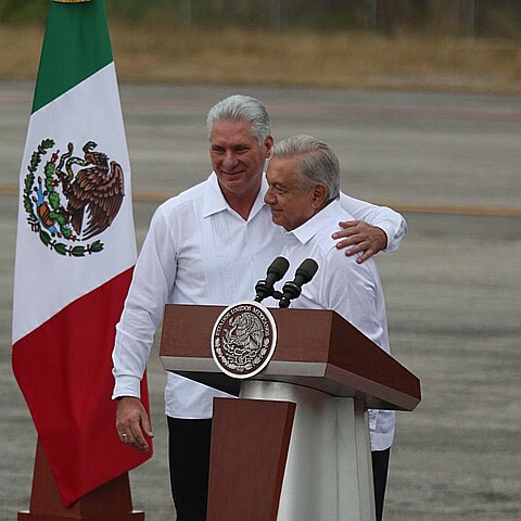 El presidente de México, Andrés Manuel López Obrador (d), abraza al presidente de Cuba, Miguel Díaz-Canel (i), durante una ceremonia de bienvenida en Campeche (México).