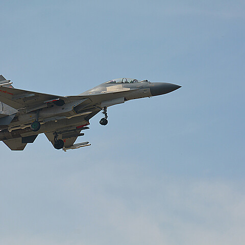 Avión de combate chino Shenyang-J11 bimotor aterrizando en la base aérea de Jiaxing