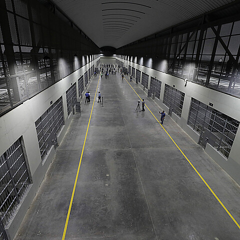 otografía del interior del Centro de Confinamiento del Terrorismo (CECOT), la nueva cárcel de El Salvador