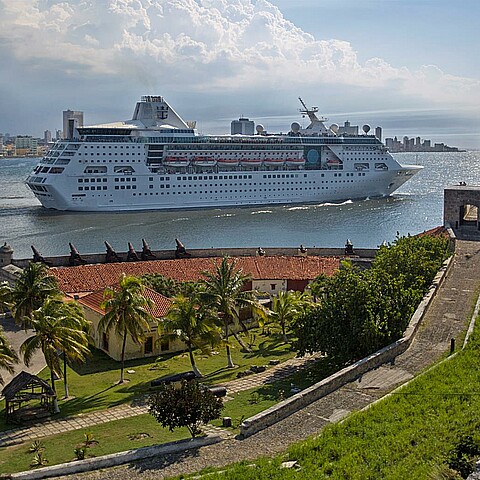 Vista del Empress of the Seas, de Royal Caribbean, el último crucero estadounidense en visitar La (2019)