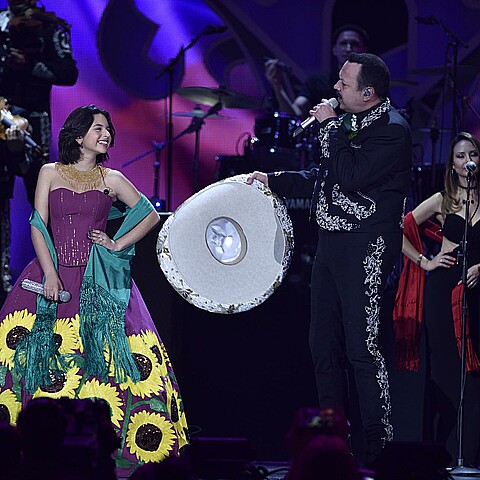 El artista mexicano Pepe Aguilar y su hija grabarán boleros cubanos en un disco