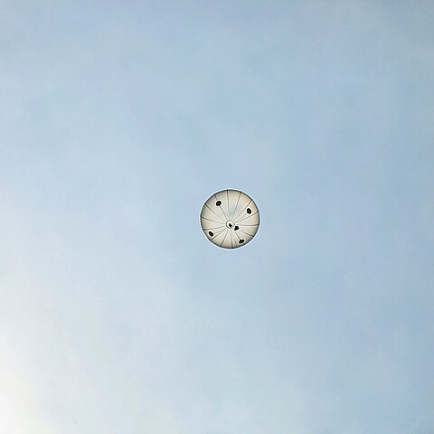 Un globo meteorológico se dispara hacia arriba para leer las condiciones climáticas