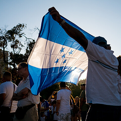 Personas que sostienen bandera honduras