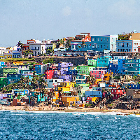 Coloridas casas bordean la ladera de la colina con vistas a la playa en San Juan, Puerto Rico