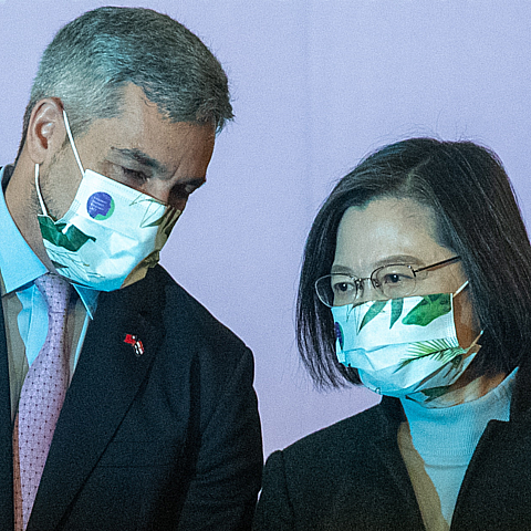 Presidente paraguayo, Mario Abdo Benítez (i), habla con la presidenta de Taiwán, Tsai Ing-wen (d)