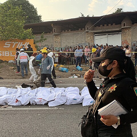 Las autoridades mexicanas subieron hoy a 17 la cifra de migrantes muertos, de Centroamérica, Colombia y Venezuela