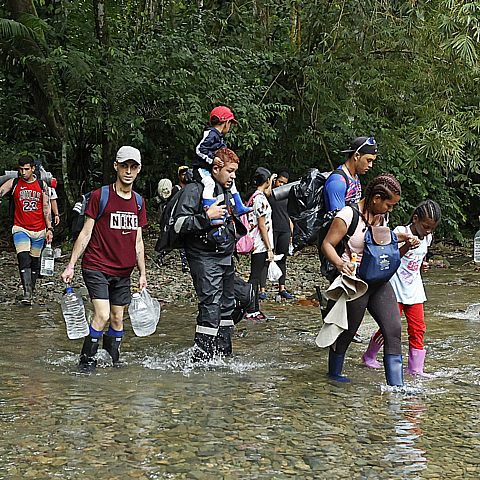 Migrantes cruzando la selva Darien