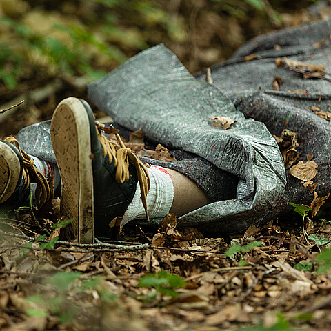 Cuerpo sin vida de un niño, envuelto en tela de plástico