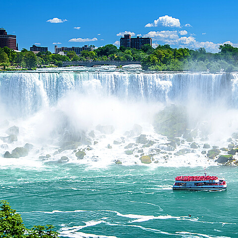 Madre fallece y su hijo de 5 años está en estado crítico luego de caer 90 pies en el desfiladero del Niágara