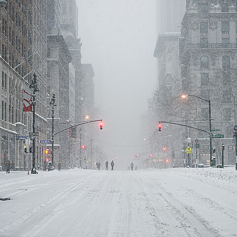 Manhattan Midtown calle bajo la nieve durante la tormenta de nieve