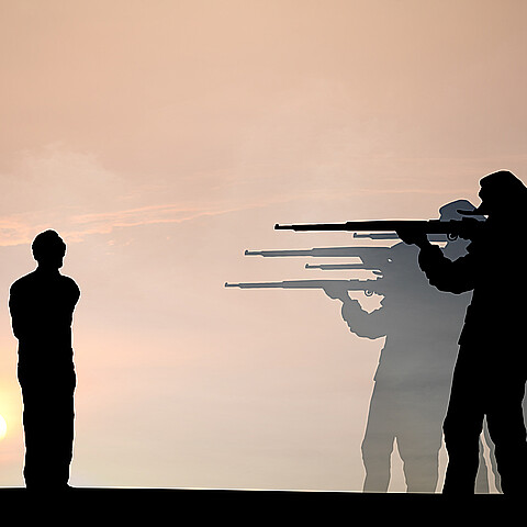 Militar ejecuta a una persona por el concepto de muerte por pelotón de fusilamiento.