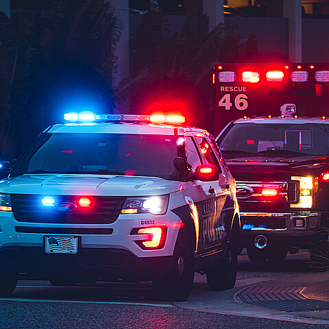 Patrulla de Policía de Florida y una ambulancia