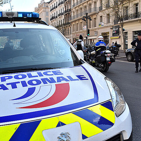 Imagen de un coche de policía francés 