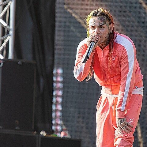 El rapero lanzó billetes a la multitud cubana 