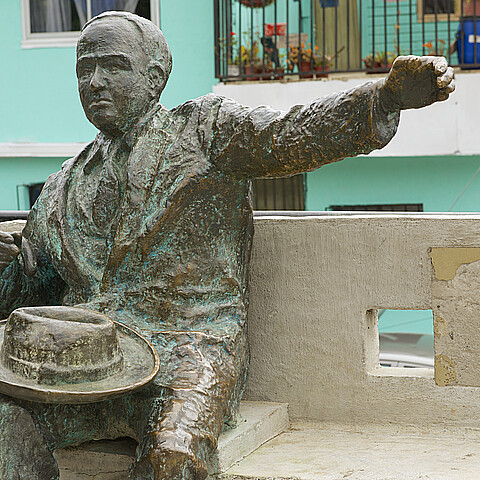 Estatua del poeta chileno en Valparaíso, Chile 