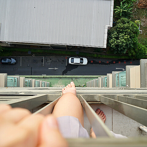 Las niñas saltaron desde un tercer piso