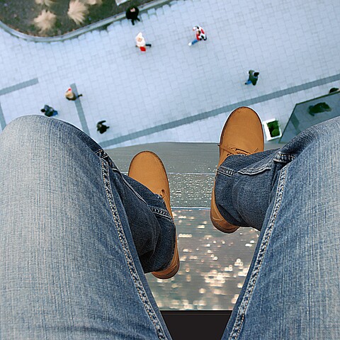 Intento suicida saltando desde el techo de un edificio alto.