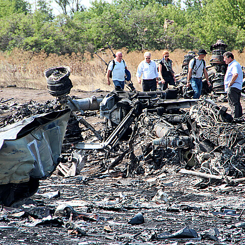 Inspectores visitan el lugar donde se estrelló el Boeing-777 de Malaysia Airlines, vuelo MH17, cerca de la localidad de Hrabovo.