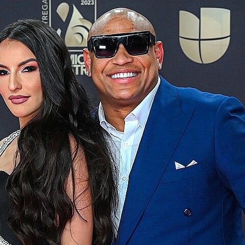 La pareja posó para la alfombra de Premios Lo Nuestro 2023