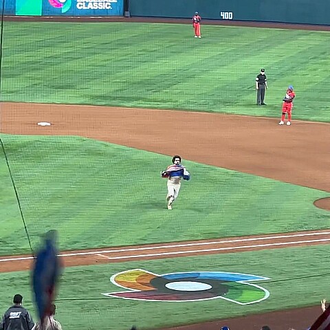 Se lanza al juego con badera cubana