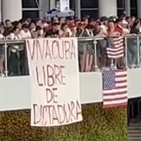 Cubanos protestaron con carteles en ele stadio